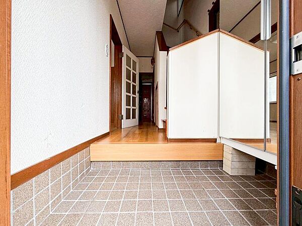 【玄関】明るく広い玄関には収納力に優れたシューズボックス。　靴をスッキリと整頓することができます。
