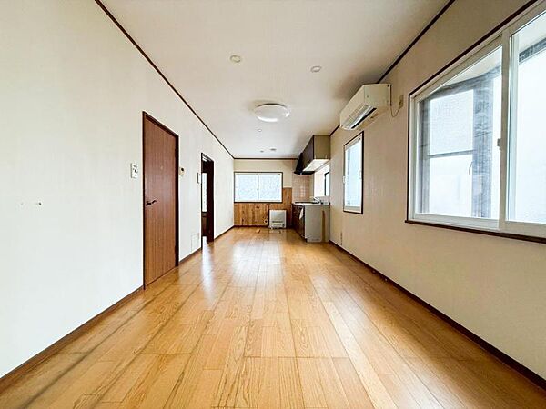 お天気が晴れの日は照明をつけなくても充分明るいリビングです！どこか落ち着きのある広々とした内装です！皆で過ごす空間が、目に浮かんでくる様な優しいリビングダイニングです！くつろいだり楽しい時間を是非！