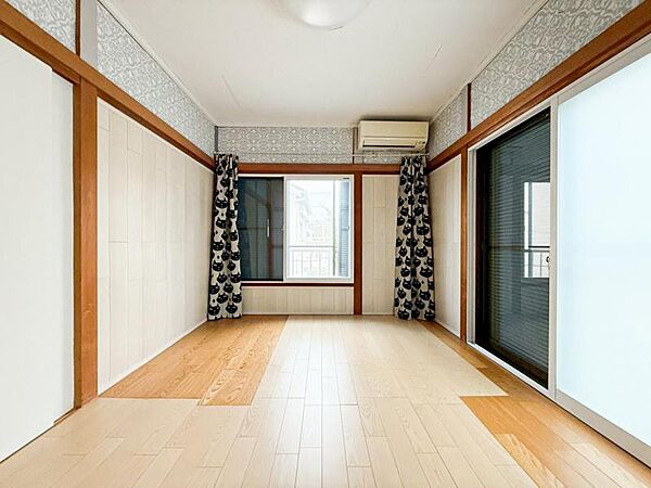 陽光がたっぷりと取り込め大きな窓で広々と安らげる快適空間です窓からの眺めは気持ち良い解放感ある光景！おだやかな寛ぎを届けるお部屋で、趣味などの時間も充実した時間をアイデアや工夫次第で過ごせそうですね！
