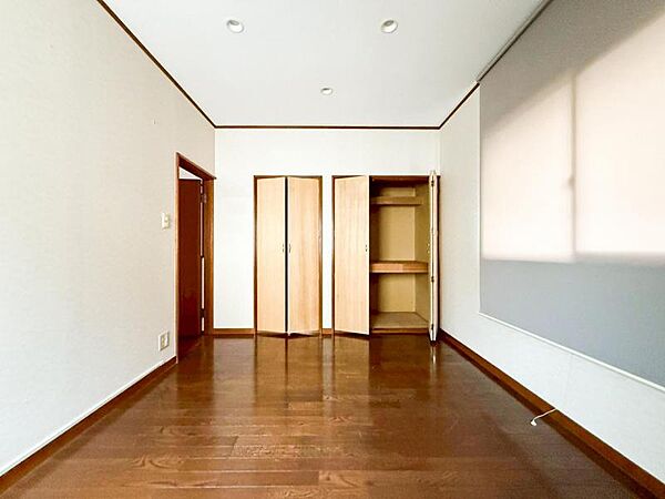 採光を確保した明るい室内は風通しも良く穏やかな時が流れます！様々な生活スタイルにも対応可能な間取り。採光もアクセントの一つとして。この明るい好みの空間で読書をしたり、音楽を聞いたりと一人の時間も充実！
