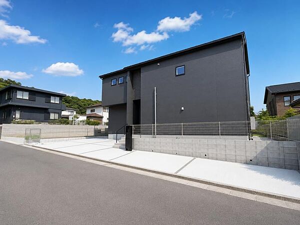 青空を背景にスタイリッシュな外観が住まう人に誇りを与えます。駅周辺施設も利用でき快適生活が送れます！四季を通じて自然と触れ合えるスポットが周辺には沢山あり、お散歩やジョギング週末の遊びにおすすめです。