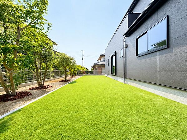 思わず大きく深呼吸したくなるバルコニー！空が青く、近く、広く感じる事が出来ます。