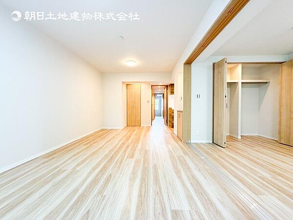 リビングにあふれる採光と心地よい風のつどう調和された空間！！生活を彩る充実した日々が過ごせそうです。家族の滞在期間が長くなることを予測して、設計士が思いと工夫をこらした自慢のリビングダイニング！！！