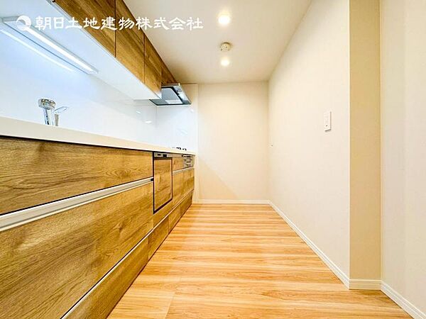 【キッチン】リビングダイニングが見渡せるカウンターキッチン！　お料理をする人も開放感が心地いいです。