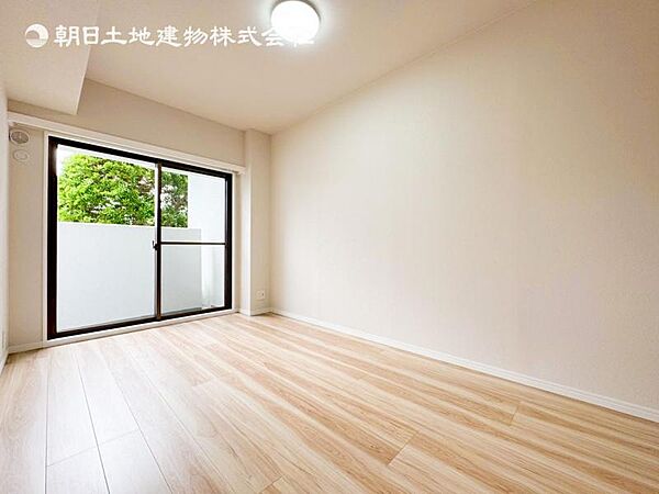 採光を確保した明るい室内は風通しも良く穏やかな時が流れます！様々な生活スタイルにも対応可能な間取り。採光もアクセントの一つとして。この明るい好みの空間で読書をしたり、音楽を聞いたりと一人の時間も充実！