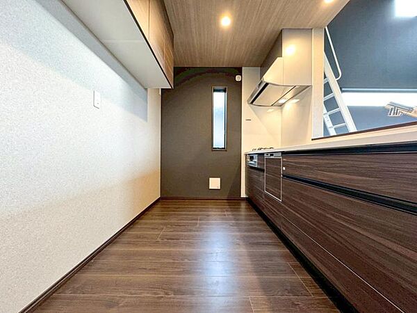 【キッチン】リビングダイニングが見渡せるカウンターキッチン！　お料理をする人も開放感が心地いいです。
