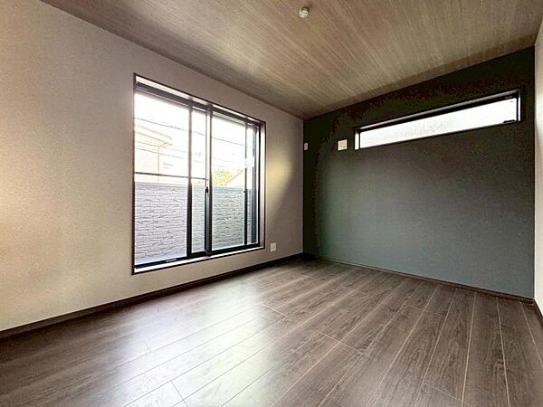 陽光がたっぷりと取り込め大きな窓で広々と安らげる快適空間です窓からの眺めは気持ち良い解放感ある光景！おだやかな寛ぎを届けるお部屋で、趣味などの時間も充実した時間をアイデアや工夫次第で過ごせそうですね！