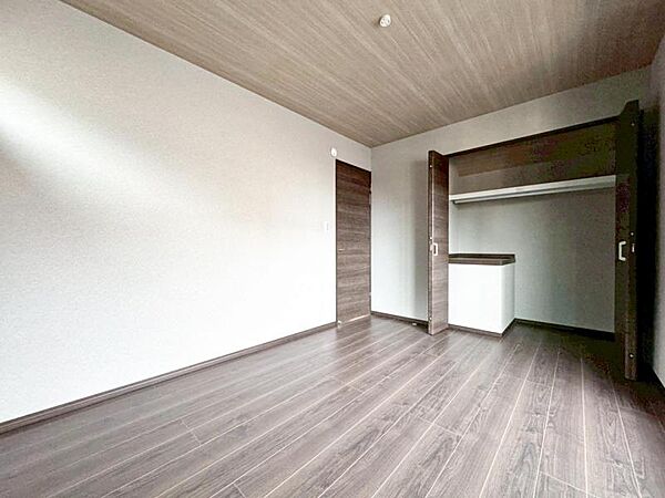居室はひとり時間を過ごせる安らげるお部屋として活用できます！収納スペースあり！荷物が多くても十分！！ベッドや勉強机、テレビなどを置きたい場合におすすめ！！過ごす時間が長くてもゆったり過ごせそうですね！