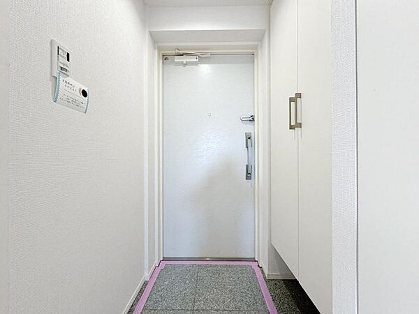 【玄関】明るく広い玄関には収納力に優れたシューズボックス。　靴をスッキリと整頓することができます。
