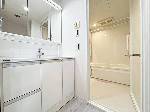 【洗面・脱衣所】使いやすい最新の洗面台にリフォーム済みです。ご入居時から気持ちよくお使いいただけます