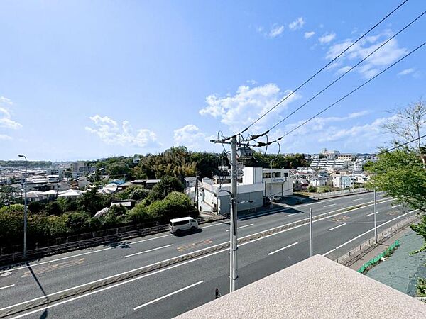 【バルコニー】思わず大きく深呼吸したくなるバルコニー！空が青く、近く、広く感じる事が出来ます。
