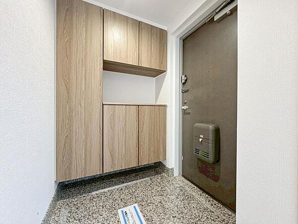 【玄関】明るく広い玄関には収納力に優れたシューズボックス。　靴をスッキリと整頓することができます。
