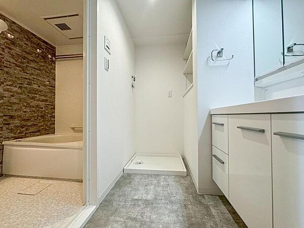 【洗面・脱衣所】使いやすい最新の洗面台にリフォーム済みです。ご入居時から気持ちよくお使いいただけます