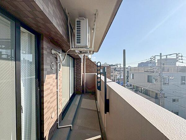 【バルコニー】太陽の光と爽やかな風でお洗濯物は気持ちいいです。