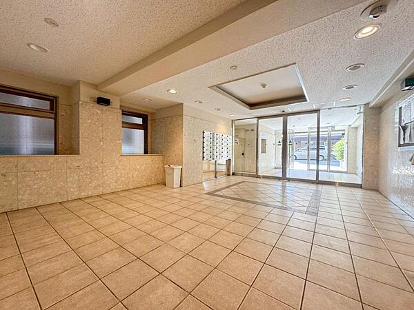 【エントランス】重厚感の溢れるエントランスはマンションの顔！帰宅時、来客時に誇れる空間を演出します！