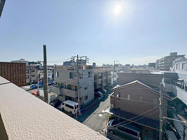 【バルコニー】思わず大きく深呼吸したくなるバルコニー！空が青く、近く、広く感じる事が出来ます。