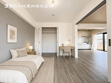 穏やかな寛ぎあじわえるお部屋では有意義な時間がつくれます!大きな窓からと陽光が注がれる明るい空間!光もアクセントの一つとして。一人時間も充実したものにできるプライベートルームは日々を豊かにします!!