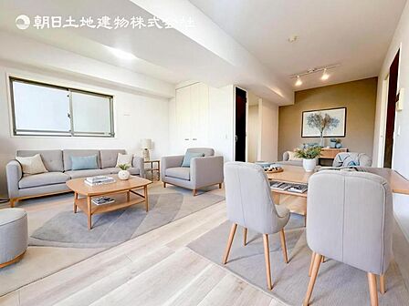 家族の会話や笑顔が行き交うリビングで、子供を走り回らせたい。ダイニングテーブルでゆったり食事を堪能。光と風が溢れる開放的なリビングダイニングには、くつろぎの空間を生み自然と家族みんなが集まってきます
