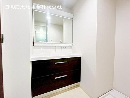 【洗面・脱衣所】使いやすい最新の洗面台にリフォーム済みです。ご入居時から気持ちよくお使いいただけます