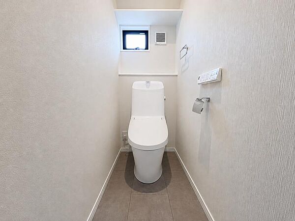【トイレ】ウォシュレット、保温機能付き便座など充実の設備です　お掃除がしやすくストレスフリー！！