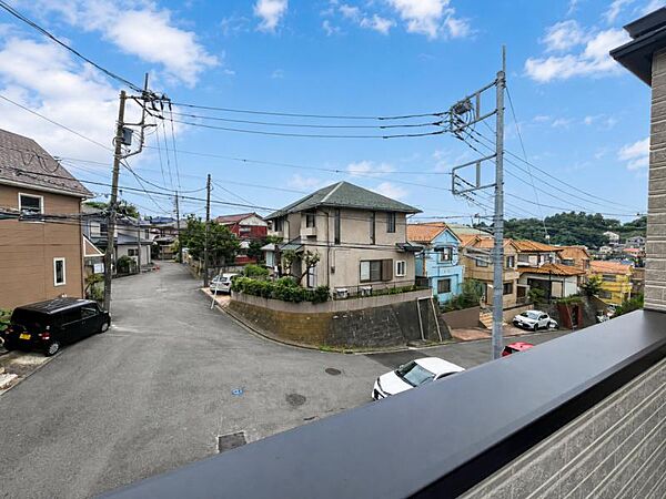 陽当りを加味した場所に配置したバルコニーは多くの衣類と布団を同時に干せるほどの広さを確保しました。しっかりと陽、風を浴びて乾かしてくれます。