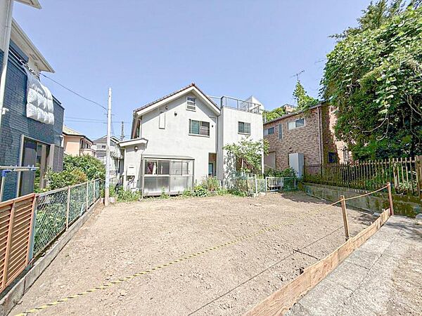 おうちの前面道路は交通量の少ない生活道路で駐車もらくらく。車庫入れ苦手なママや小さなお子様も安心です　何気ない日常の中でストレスの少ない生活はふとした時に大きな満足をきっとあたえてくれます！！