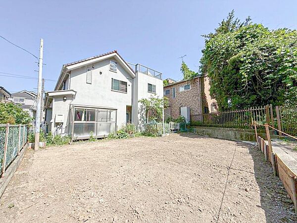 青空を背景にスタイリッシュな外観が住まう人に誇りを与えます。駅周辺施設も利用でき快適生活が送れます！四季を通じて自然と触れ合えるスポットが周辺には沢山あり、お散歩やジョギング週末の遊びにおすすめです。