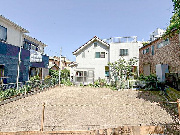 一戸建てを中心とした街並が続き、静かで落ち着いた住環境です。心地よいライフスタイルが実現できる予感。少しでも豊かに、快適に。そんな想いから生まれた本邸宅は、これから先のお住まいをきっと支えてくれます。