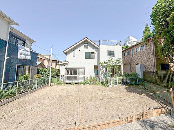 季節の移り変わりと緑の潤いを感じられる環境で生活できそう！落ち着ける環境でこれからの生活が始まる。毎日のお散歩も快適な緑に恵まれたエリアで自然に包まれた穏やかな暮らしを実現するゆとりある環境