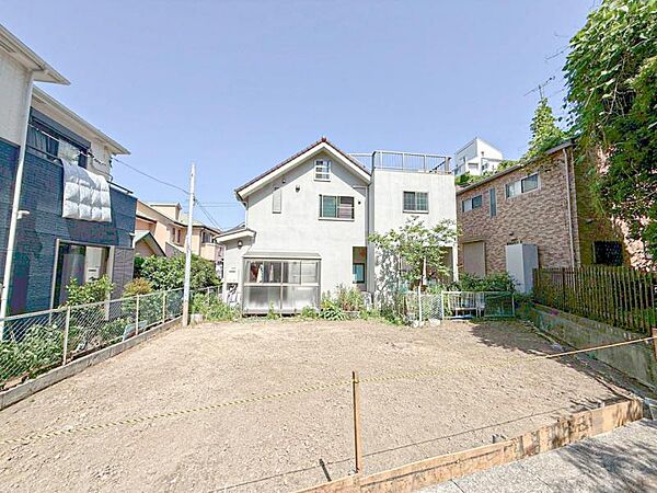 長く愛着を持って住んで頂きたいから飽きのこないデザインに！！緑の潤いを感じながらホッと生活できそう。閑静な住宅地に馴染む落ち着いた色合いの外観は月日が経っても温かみのある邸宅として佇み続けます。