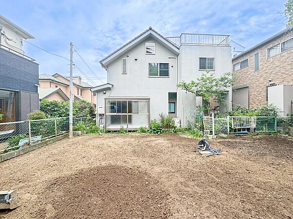 開放感があり日当りも良好です！目の前に広がる開放感とゆとり。暮らしの夢を育む住まいがここにあります！穏やかな風と陽光を導き、プライバシーに配慮された設計プランで居住性を一段と心地よいものにしています！