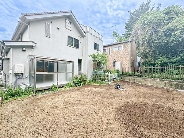 緑に恵まれたエリアで、自然に包まれた穏やかな暮らしを実現！！緑の潤いを感じながらホッと生活できそう。四季の移り変わりを感じられる贅沢な空間で、暮らしの夢を育む、あらたな住生活をスタートしてみませんか？