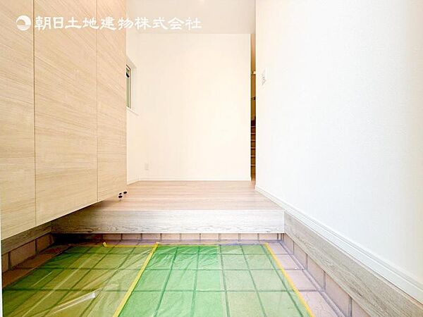 【玄関】明るく広い玄関には収納力に優れたシューズボックス。　靴をスッキリと整頓することができます。