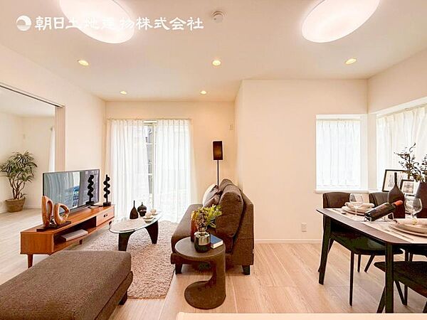 お天気が晴れの日は照明をつけなくても充分明るいリビングです！どこか落ち着きのある広々とした内装です！皆で過ごす空間が、目に浮かんでくる様な優しいリビングダイニングです！くつろいだり楽しい時間を是非！
