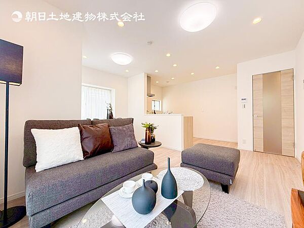 リビングにあふれる採光と心地よい風のつどう調和された空間！！生活を彩る充実した日々が過ごせそうです。家族の滞在期間が長くなることを予測して、設計士が思いと工夫をこらした自慢のリビングダイニング！！！