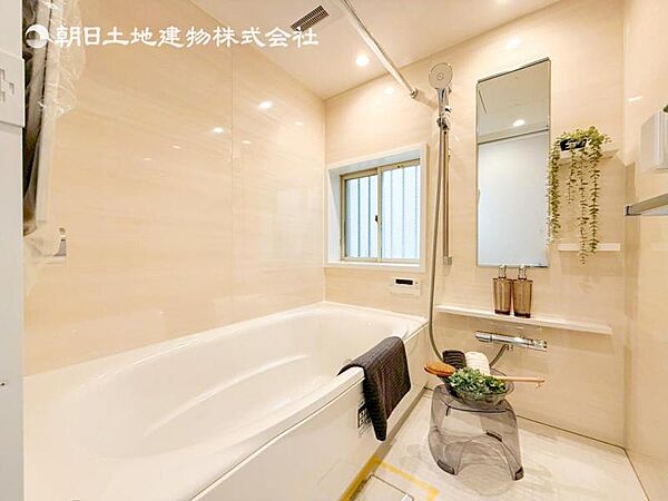 【浴室】使いやすい最新システムバスににリフォーム済みです。ご入居時から気持ちよくお使いいただけます。