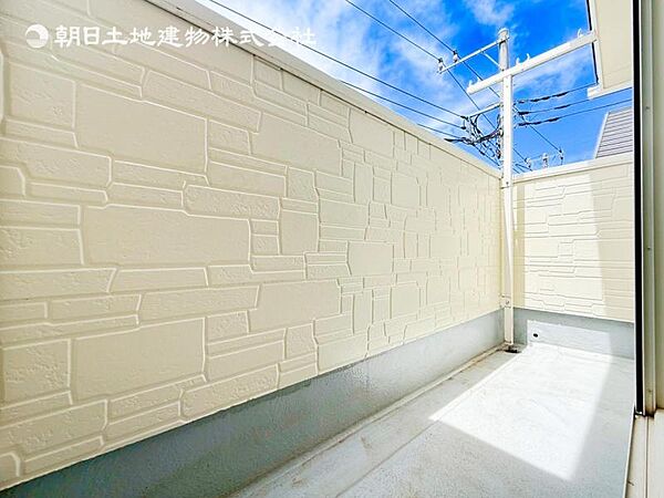 【バルコニー】太陽の光と爽やかな風でお洗濯物は気持ちいいです。