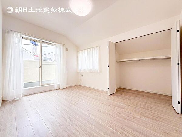 陽光がたっぷりと取り込め大きな窓で広々と安らげる快適空間です窓からの眺めは気持ち良い解放感ある光景！おだやかな寛ぎを届けるお部屋で、趣味などの時間も充実した時間をアイデアや工夫次第で過ごせそうですね！