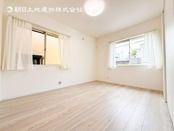 採光を確保した明るい室内は風通しも良く穏やかな時が流れます！様々な生活スタイルにも対応可能な間取り。採光もアクセントの一つとして。この明るい好みの空間で読書をしたり、音楽を聞いたりと一人の時間も充実！
