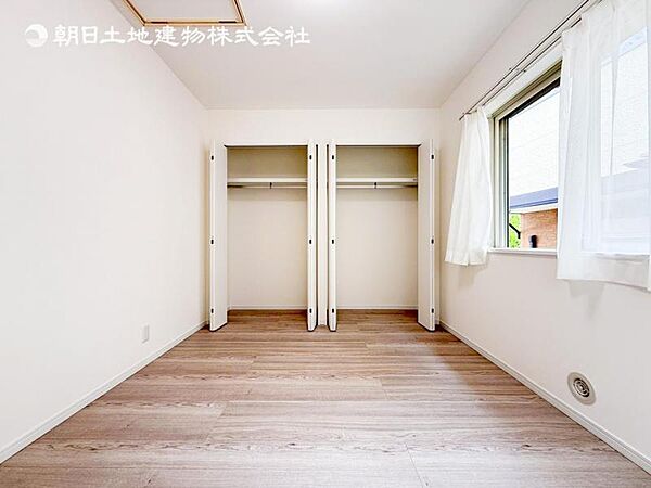 居室はひとり時間を過ごせる安らげるお部屋として活用できます！収納スペースあり！荷物が多くても十分！！ベッドや勉強机、テレビなどを置きたい場合におすすめ！！過ごす時間が長くてもゆったり過ごせそうですね！