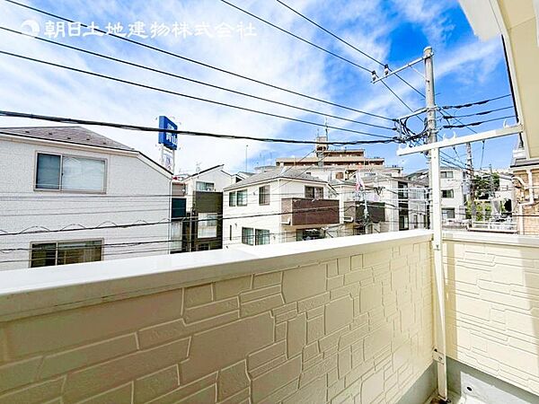 【バルコニー】思わず大きく深呼吸したくなるバルコニー！空が青く、近く、広く感じる事が出来ます。