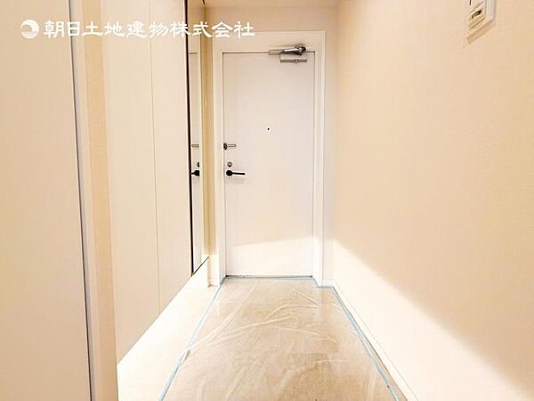 【玄関】明るく広い玄関には収納力に優れたシューズボックス。　靴をスッキリと整頓することができます。