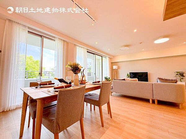 家族の会話や笑顔が行き交うリビングで、子供を走り回らせたい。ダイニングテーブルでゆったり食事を堪能。光と風が溢れる開放的なリビングダイニングには、くつろぎの空間を生み自然と家族みんなが集まってきます