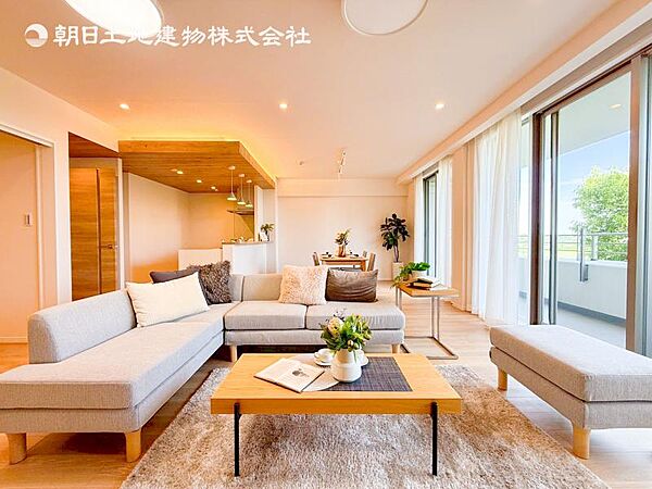 リビングにあふれる採光と心地よい風のつどう調和された空間！！生活を彩る充実した日々が過ごせそうです。家族の滞在期間が長くなることを予測して、設計士が思いと工夫をこらした自慢のリビングダイニング！！！