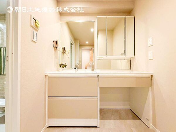 【洗面・脱衣所】使いやすい最新の洗面台にリフォーム済みです。ご入居時から気持ちよくお使いいただけます