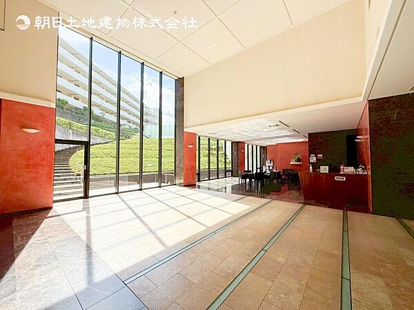 【エントランス】重厚感の溢れるエントランスはマンションの顔！帰宅時、来客時に誇れる空間を演出します！