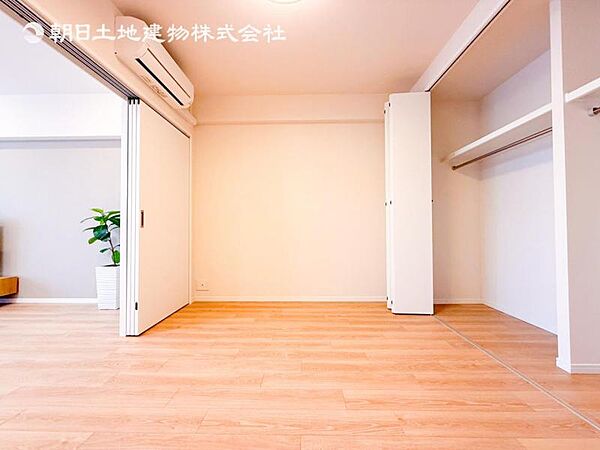 陽光がたっぷりと取り込め大きな窓で広々と安らげる快適空間です窓からの眺めは気持ち良い解放感ある光景！おだやかな寛ぎを届けるお部屋で、趣味などの時間も充実した時間をアイデアや工夫次第で過ごせそうですね！