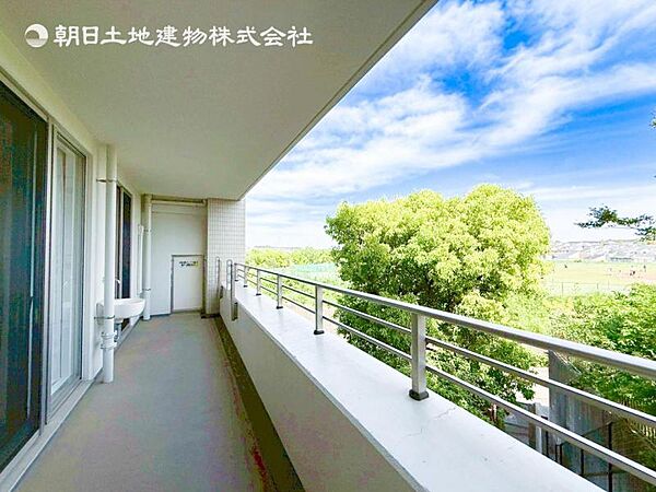 【バルコニー】思わず大きく深呼吸したくなるバルコニー！空が青く、近く、広く感じる事が出来ます。