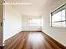 室内：採光を確保した明るい室内は風通しも良く穏やかな時が流れます！様々な生活スタイルにも対応可能な間取り。採光もアクセントの一つとして。この明るい好みの空間で読書をしたり、音楽を聞いたりと一人の時間も充実！