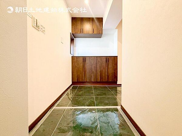 【玄関】シューズクロークには靴の収納以外のもとても便利です。ベビーカーやアウトドアグッズもスッキリと